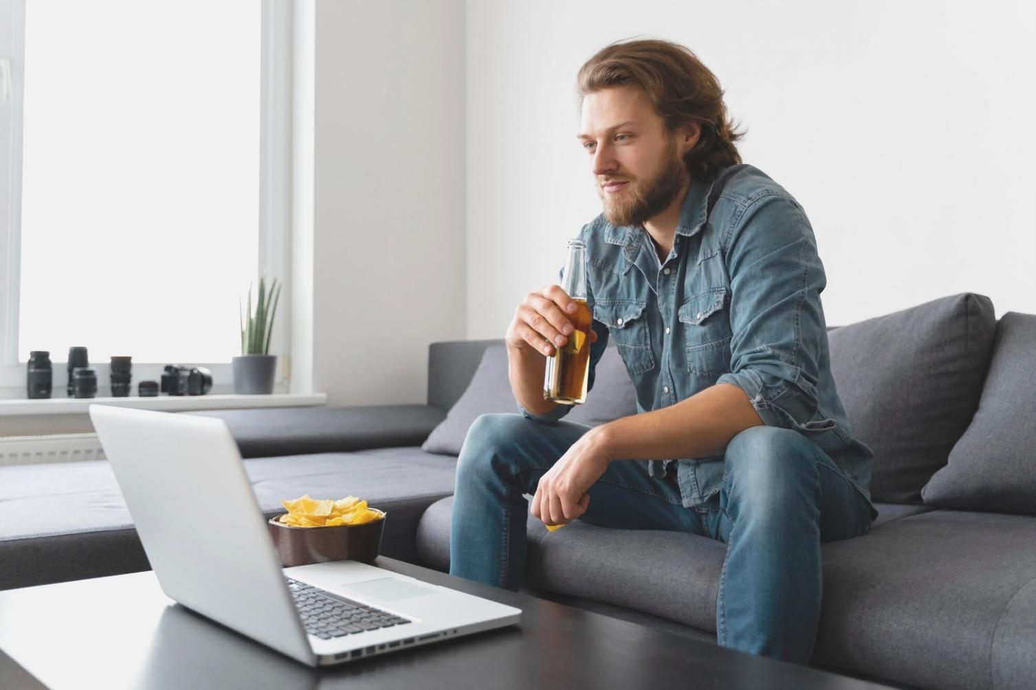 Personne travaillant sur ses finances personnelles